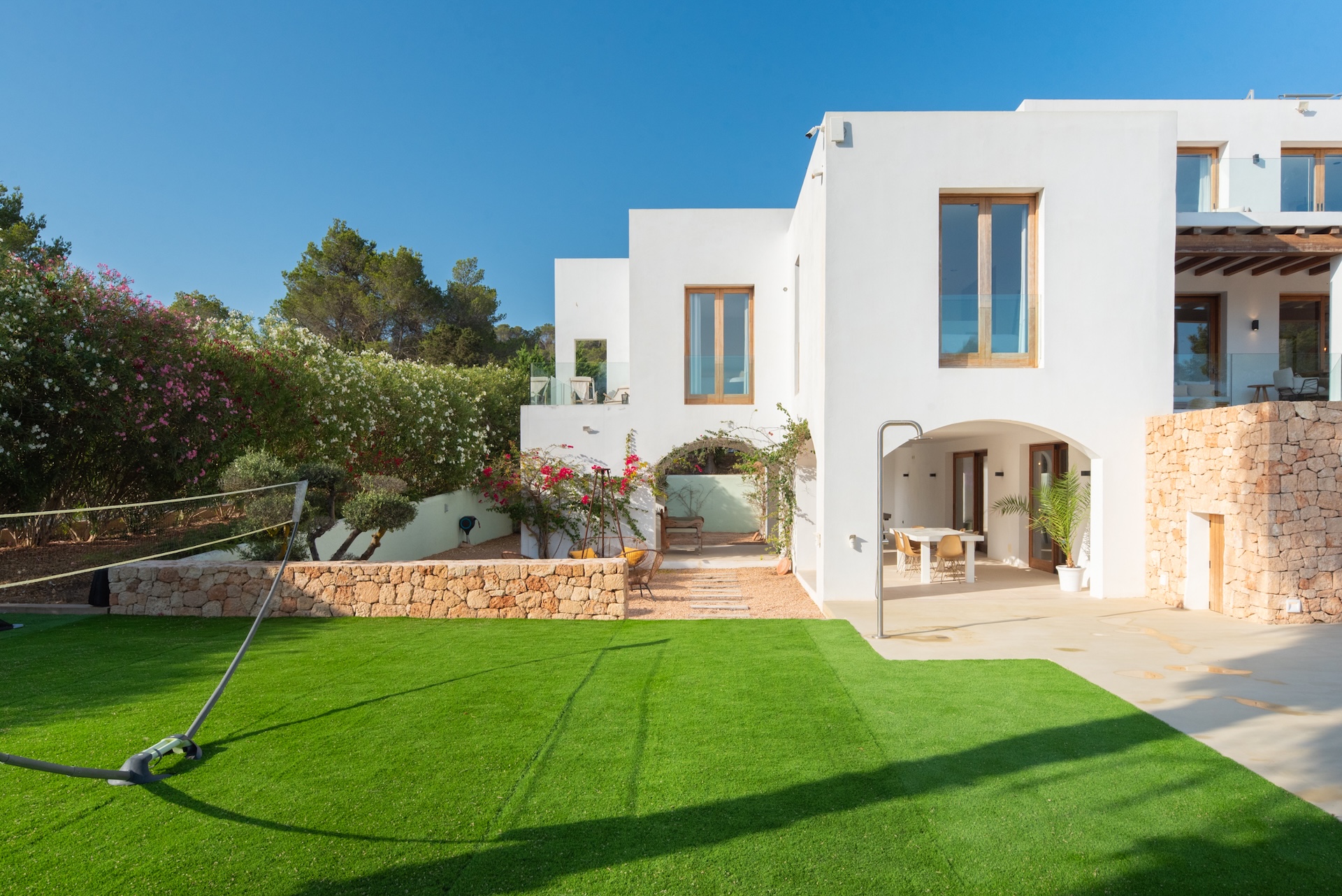 Resa Estates finca Can Floral Ibiza sale koop side house grass.jpg